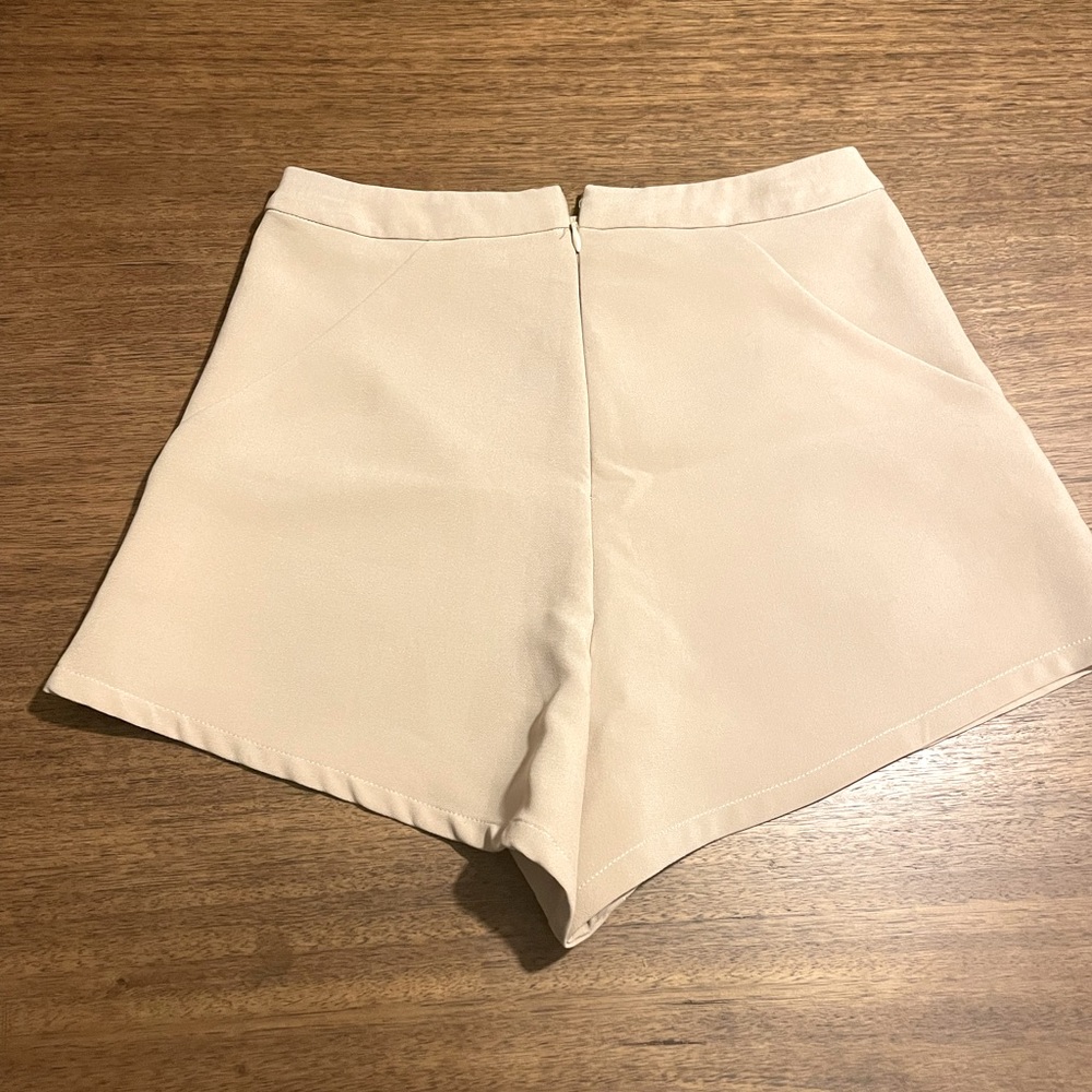 Beige dress shorts small Tobi great condition